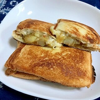 チーズ入りカレーホットサンド